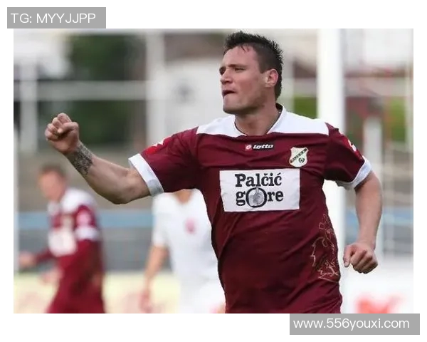 足球明星与秋衣的时尚碰撞展现运动与潮流的完美结合